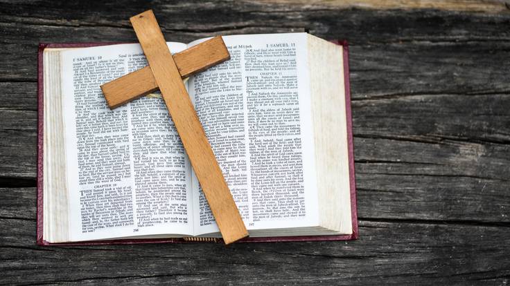 Biblia con santa cruz (Getty Images)