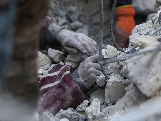 Menor protegió por 36 horas a su hermano bajo los escombros. Imagen referencia. Foto: Getty Images