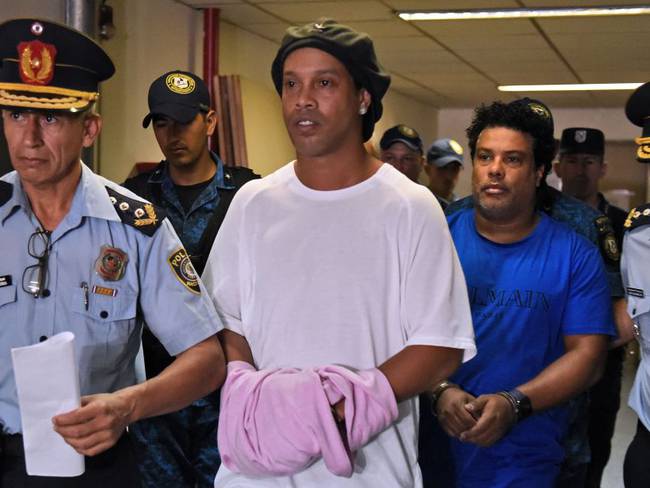 No acaban los problemas para Ronaldinho y deberá seguir en prisión