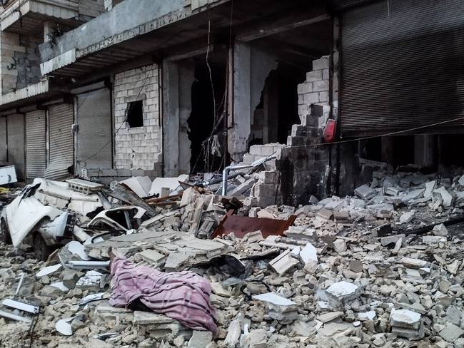 En el terremoto que ocurrió a las 4:16 am en Turquía, casas en Siria fueron destruidas el 6 de febrero de 2023. Según estimaciones iniciales, hay 230 muertos en Siria. Un terremoto con una magnitud de 7,8 ocurrió en el distrito de Pazarck de Kahramanmara. Foto: Ugur Yildirim/ dia images via Getty Images.