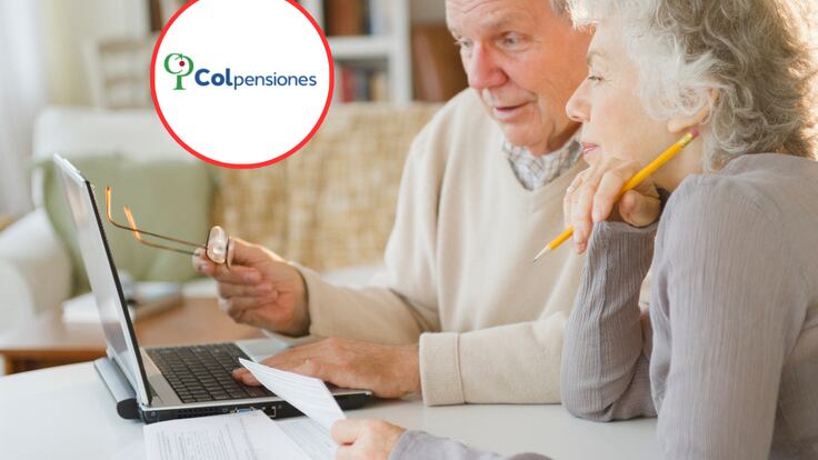 Adultos mayores haciendo cuentas en el computador y la calculadora. (Fotos vía Getty Images y COLPRENSA)