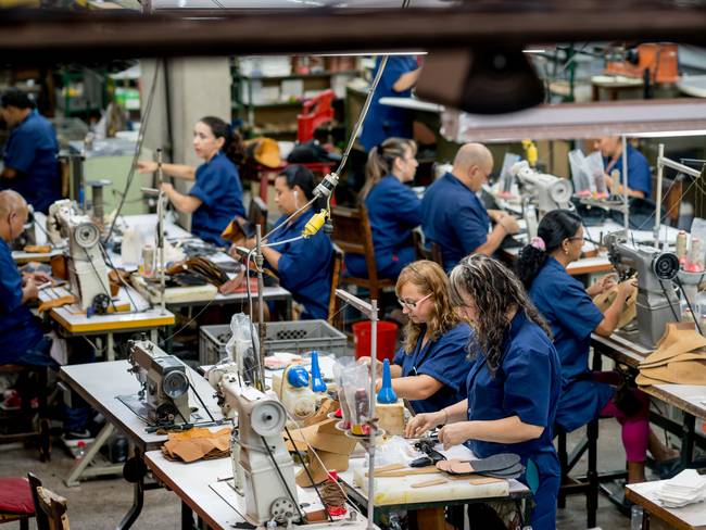 Trabajadores en una fábrica de zapatos. Foto: Getty Images.