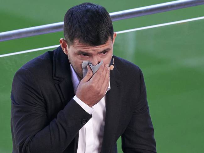 Sergio Agüero llora durante su despedida.