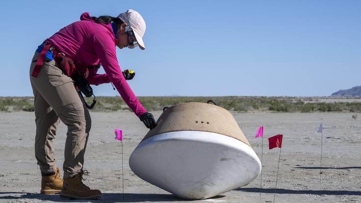 USA9182. DUGWAY (UT, EEUU), 22/09/2023.- Fotografía cedida por la NASA de una integrantes del equipo de recuperación de la cápsula de la misión OSIRIS-REx en un ensayo de campo, el 29 de agosto de 2023, para su recuperación en el campo de entrenamiento y pruebas del Departamento de Defensa de Utah (EE.UU.). El argentino Lucas Paganini, científico planetario de la NASA, ya está en el desierto de Utah preparado para recibir este domingo una cápsula con un preciado cargo: un puñado de rocas y polvos del asteroide Bennu que podría ofrecer información única sobre la formación del sistema solar hace unos 4.500 millones de años. EFE/Keegan Barber/NASA /SOLO USO EDITORIAL /NO VENTAS /SOLO DISPONIBLE PARA ILUSTRAR LA NOTICIA QUE ACOMPAÑA /CRÉDITO OBLIGATORIO