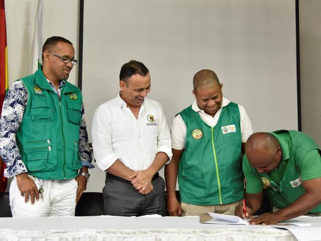Mayor de Bolívar firma convenio con las Asojac para desarrollar proyectos