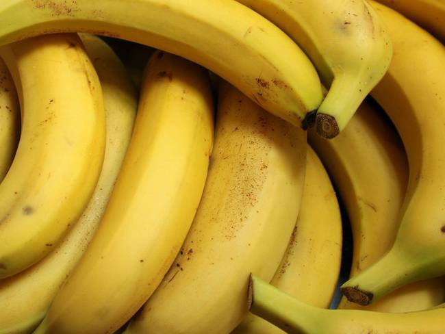 Usos del plátano Cómo aprovechar la cáscara de plátano antes de tirarla :  Cómo aprovechar la cáscara de plátano antes de tirarla
