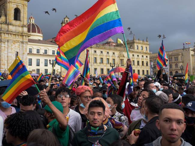 Miles de personas se reúnen en una marcha para celebrar el día internacional del orgullo LGBTI