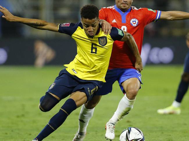 Byron Castillo en un partido contra Chile por las Eliminatorias al Mundial