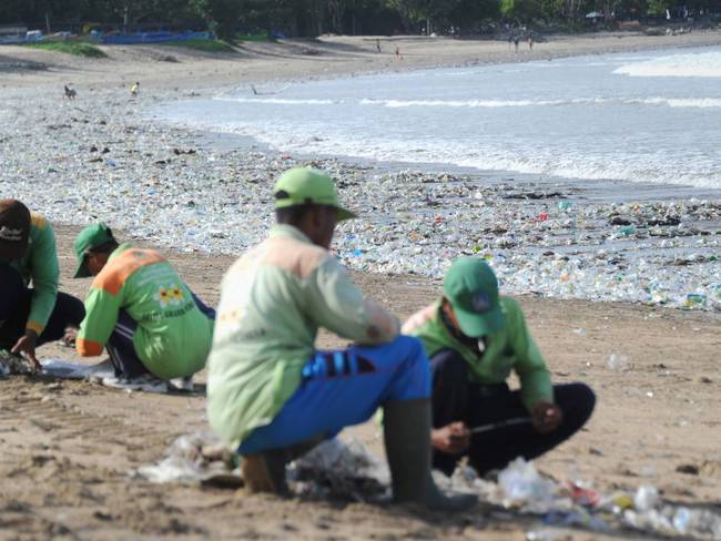 Playas contaminadas de Indonesia. 