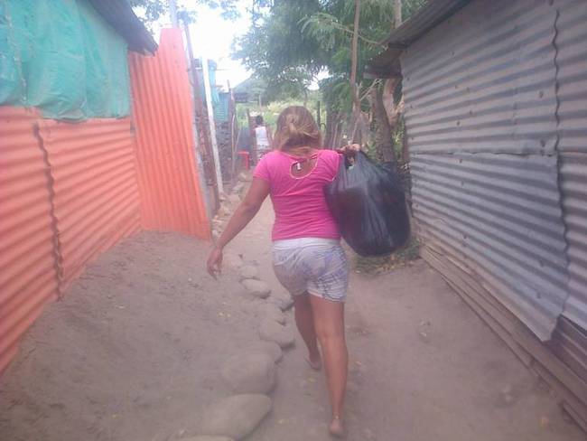 Vallecaucanos en Venezuela dejan sus hogares en barrio de invasión.