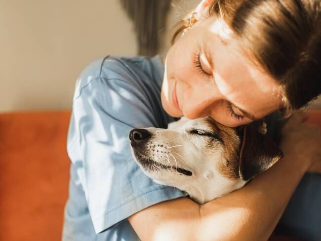 Mujer abrazando con cariño a su perro. (Foto vía Getty Images)