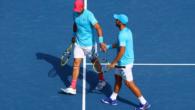 Cabal y Farah celebran durante su juego por semifinales del ATP 500 de Dubái.