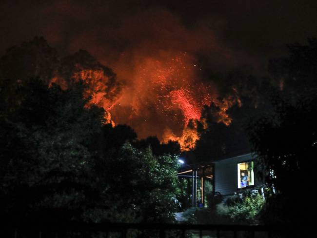 Los incendios registrados en el centro y sur de Chile han consumido más de 40.000 hectáreas dedicadas a actividades agrícolas y forestales. 
(Foto: JAVIER TORRES/AFP via Getty Images)