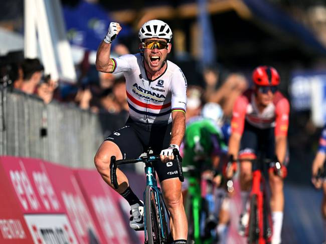 Mark Cavendish consuqita la etapa final del Giro de Italia (Photo by Stuart Franklin/Getty Images,)