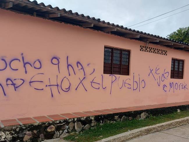 Grafitis con mensaje amenazante. Cortesía: Concejal Fernando Jiménez