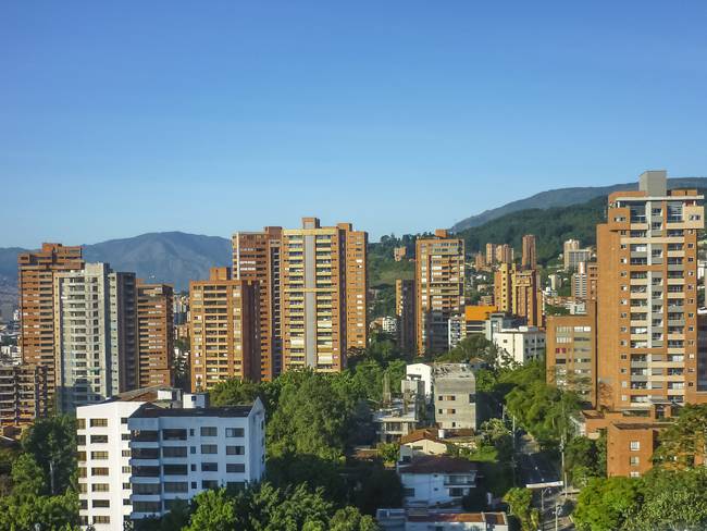 Vista de edificios residenciales en Colombia. (Foto vía Getty Images)