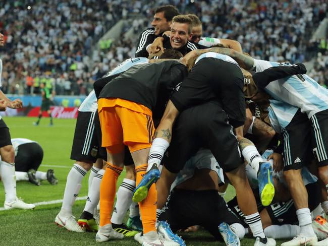 ¡El Milagro: Argentina gana sobre el final y clasifica a octavos de final!