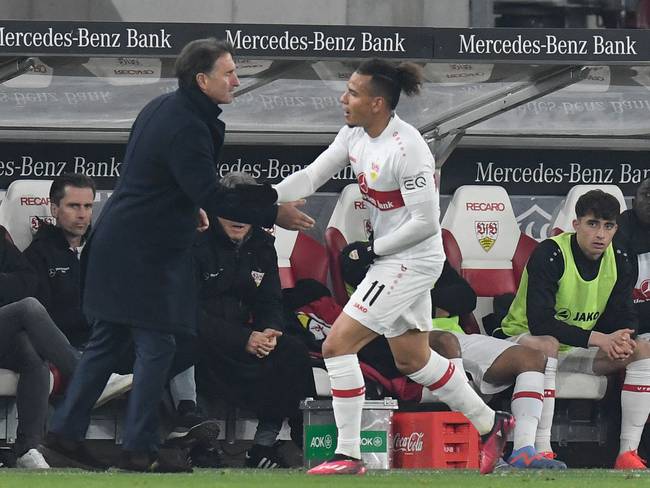 Juan José Perea festeja su primer gol con el Stuttgart con el técnico Bruno Labbadia. (Photo by THOMAS KIENZLE/AFP via Getty Images)