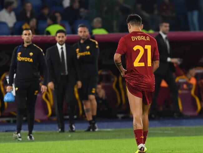 ROME, ITALY - OCTOBER 09: Paulo Dybala of AS Roma leaves the pitch due to injury during the Serie A match between AS Roma and US Lecce at Stadio Olimpico on October 09, 2022 in Rome, Italy. (Photo by Silvia Lore/Getty Images)