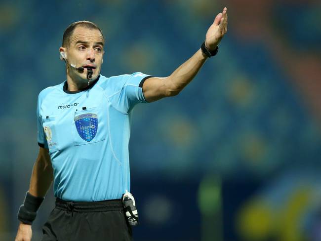 Esteban Ostojich, árbitro uruguayo que dirigirá la final de la Copa América.
