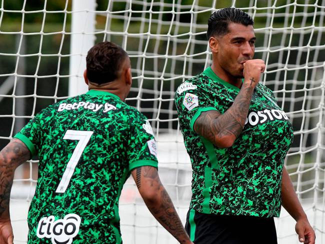 Jarlan Barrera y Jefferson Duque celebrando el gol de Atlético Nacional ante Envigado 