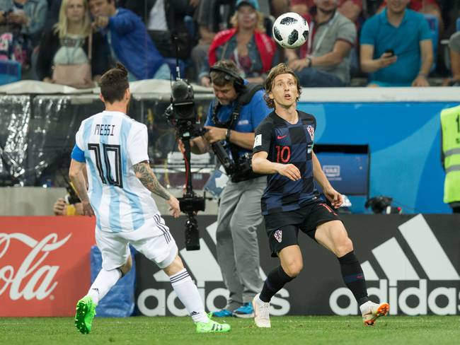 Lionel Messi (ARG) y Luka Modric (CRO) durante el último duelo entre ambas selecciones en el Mundial de Rusia 2018. (Photo by Foto Olimpik/NurPhoto via Getty Images)