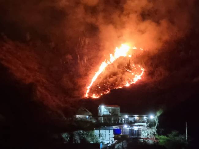 Turistas habrían provocado incendio en un sector de Playa Blanca, en Santa Marta