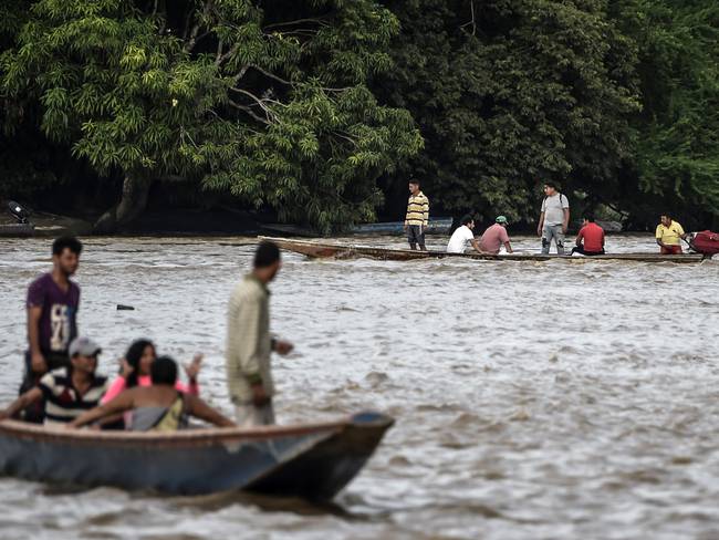 Cruce fronterizo en canoas por el río Arauca entre Colombia y Venezuela. 
(Foto: JUAN BARRETO/AFP via Getty Images)