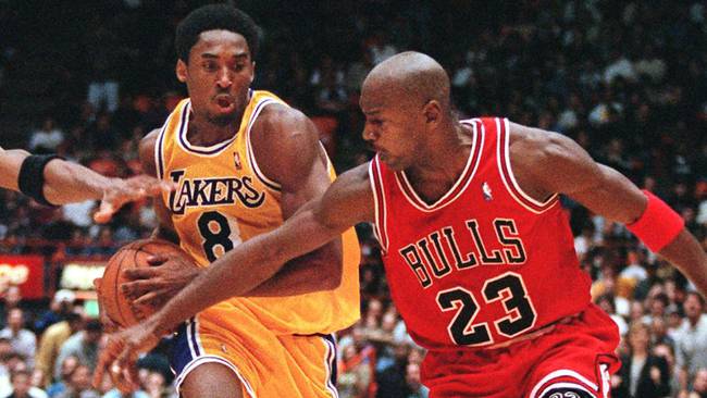 Kobe Bryant y Michael Jordan en un partido de la NBA en 1998
