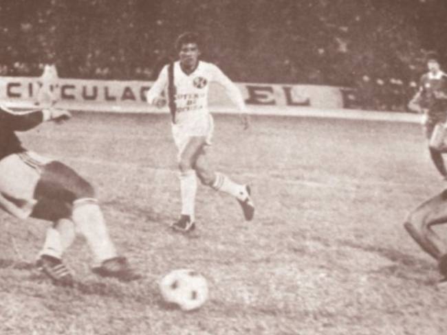 Diego Armando Maradona con Argentinos Juniors enfrentando al Cúcuta en 1979