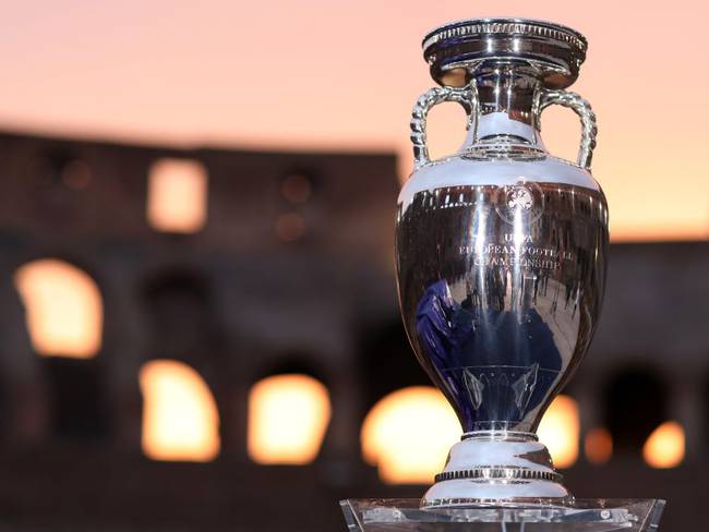 El trofeo de la Eurocopa posando en el Coliseo Romano de Italia.