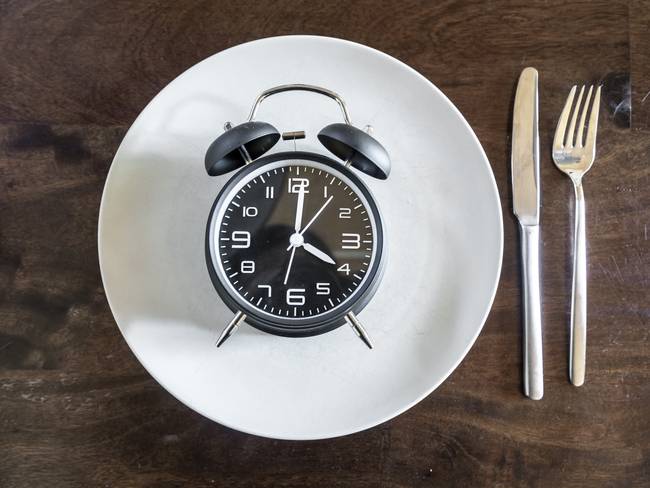 Reloj de mesa sobre un plato de la cocina, junto con sus tenedores (Getty Images)
