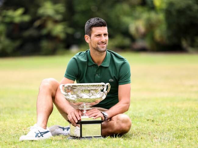 Novak Djokovic posando con su décimo trofeo del Abierto de Australia (Photo by Lintao Zhang/Getty Images)