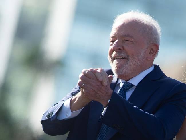 BRASILIA, BRAZIL - JANUARY 01: President-elect of Brazil Luiz Inacio Lula da Silva gestures to supporters along  as they head towards the National Congress for the presidential inauguration ceremony on January 01, 2023 in Brasilia, Brazil. At the age of 77 and after having spent 580 days in jail between 2018 and 2019, Luiz Inácio Lula Da Silva starts his third period as president of Brazil. (Photo by Andressa Anholete/Getty Images)