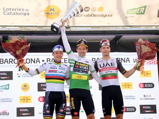 Primoz Roglic celebra el título de la Vuelta a Cataluña en el podio junto a Remco Evenepoel y Joao Almeida. (Photo by David Ramos/Getty Images)