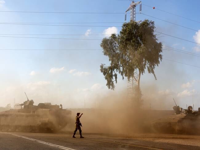 ISRAEL, 15/10/2023.- Vehículos blindados de transporte de tropas israelíes maniobran en una zona de la frontera con Gaza, ese domingo al sur de Israel. El Gobierno israelí confirmó que más de 1.400 personas murieron en Israel desde el comienzo de la guerra con las milicias de Gaza el pasado sábado 7 de octubre y que al menos 120 fueron secuestrados y llevados a la Franja como rehenes. EFE/ Abir Sultan