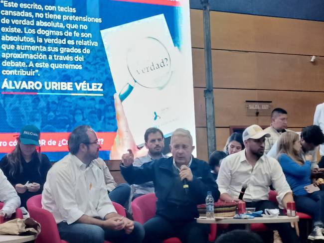 Expresidente Álvaro Uribe critica la reforma a la salud / Caracol Radio