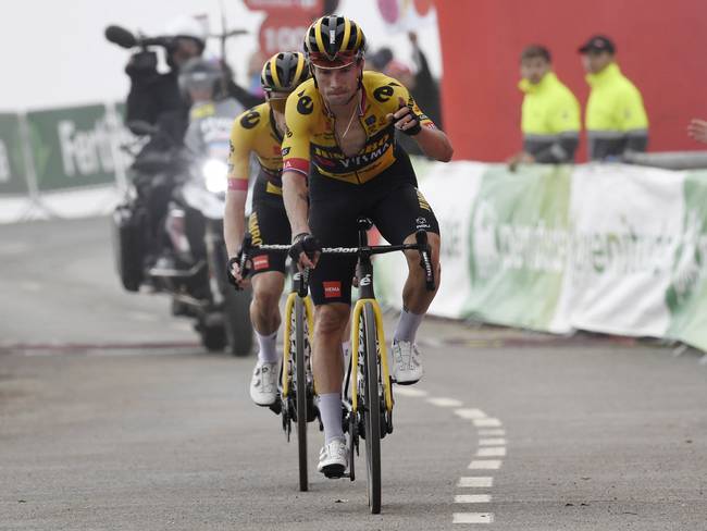 Primoz Roglic celebra la victoria en la etapa 17 de la Vuelta a España. (Photo by MIGUEL RIOPA/AFP via Getty Images)