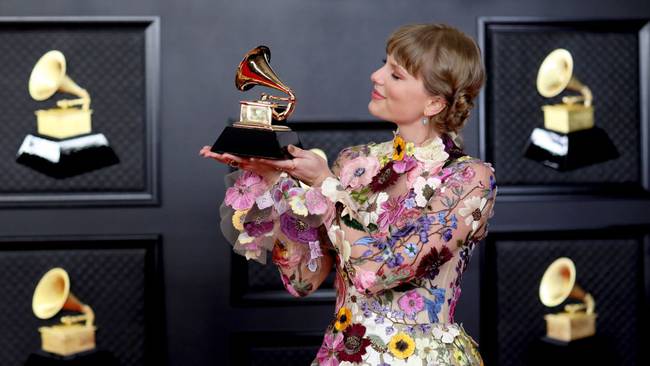 Taylor Swift en la alfombra roja de los Grammy 2021. 