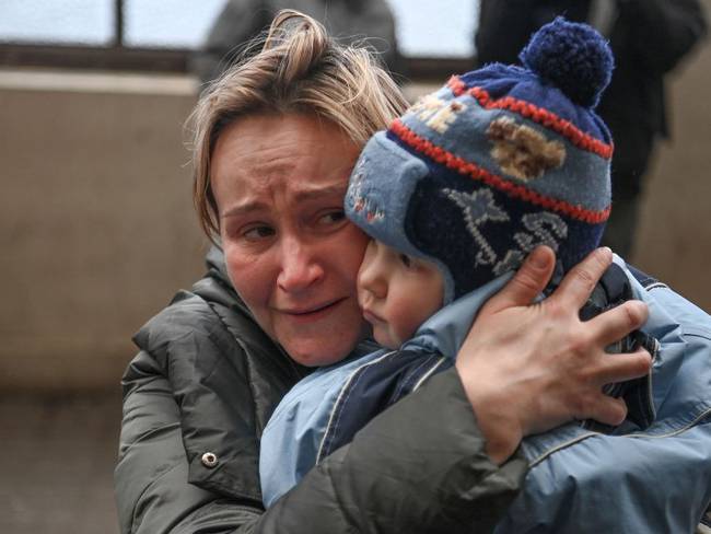 Una madre sale con su hijo de Ucrania. 