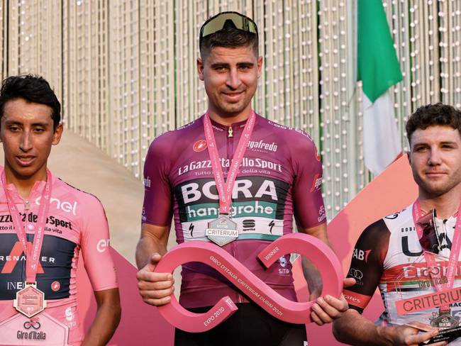 Egan Bernal en el podio del Criterium del Giro de Italia.