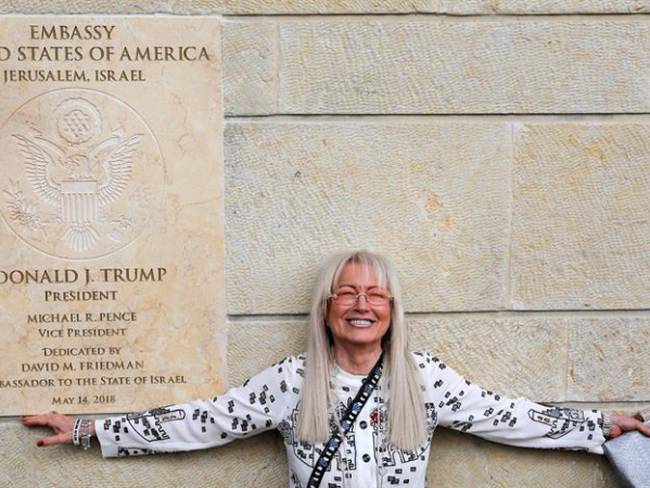 Miriam Ochsorn, esposa del magnate multimillonario estadounidense Sheldon Adelson, posa junto a una placa conmemorativa durante la ceremonia de inauguración de la embajada estadounidense en Arnona, Jerusalén, Israel, el 14 de mayo del 2018