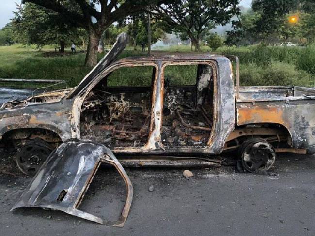 El vehículo en el que se movilizaban los funcionarios dela Dijin de la Policía, fue atacado con bombas molotov e incinerado. 