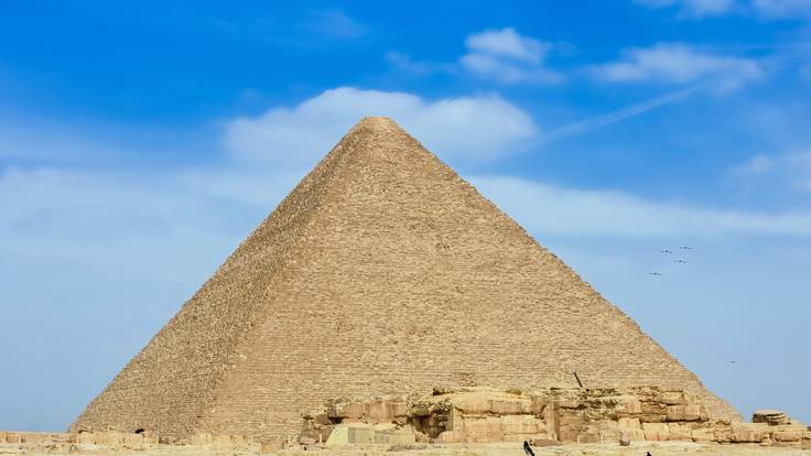 Qué se puede encontrar dentro de las pirámides de Egipto, centro América y  demás?