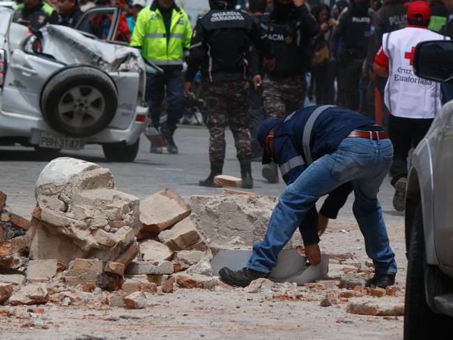 Limpieza de escombros tras los terremotos que afectaron el sur de Ecuador. 
(Foto: FERNANDO MACHADO/AFP via Getty Images)