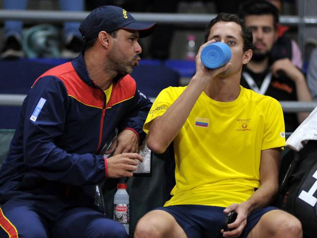 Alejandro Falla da instrucciones a Daniel Galán durante un juego por la Copa Davis.