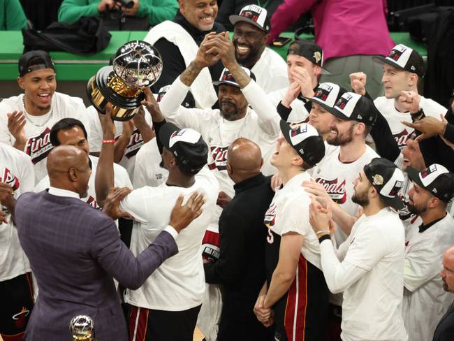 Miami Heat celebra con el trofeo que los ratifica como campeones de la Conferencia Este de la NBA (Photo by Adam Glanzman/Getty Images)