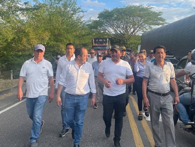 Llegó al sitio una delegación del Gobierno Nacional, encabezada por el viceministro de Transporte, Eduardo Enríquez Caicedo, quien a través del diálogo logró un acuerdo con los manifestantes.