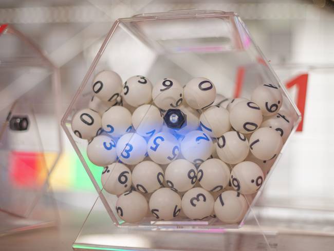 Bolas con números para el juego de lotería (Foto vía Getty Images)