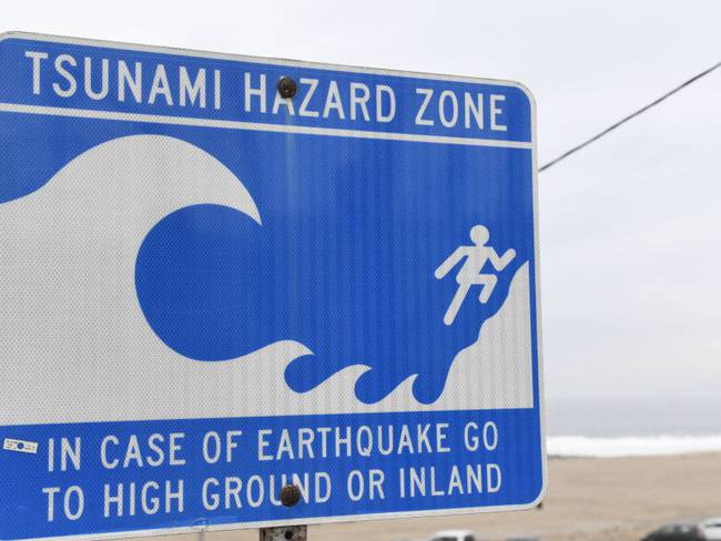 Avisos de tsunami en las costas de California